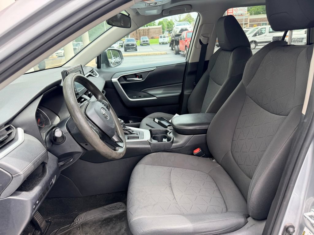 Used 2020 Toyota RAV4 XLE w/ Convenience Package FWD image 3