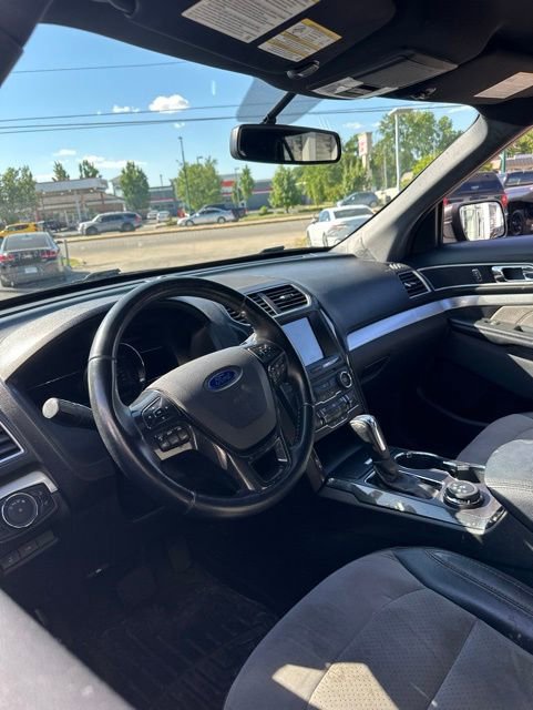 Used 2017 Ford Explorer XLT w/ XLT Technology Feature Bundle AWD/4WD image 17