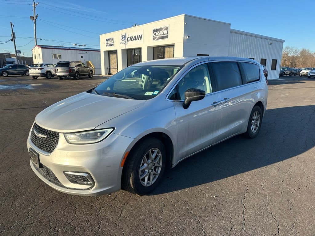 Used 2024 Chrysler Pacifica Touring-L FWD image 15