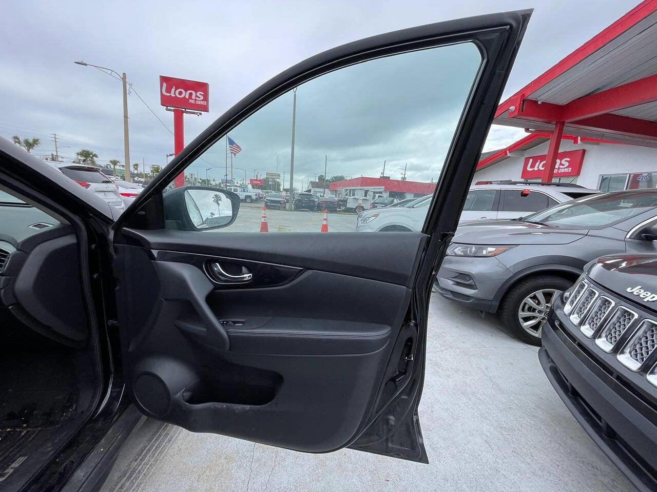 Used 2017 Nissan Rogue SL w/ SL Premium Package image 16