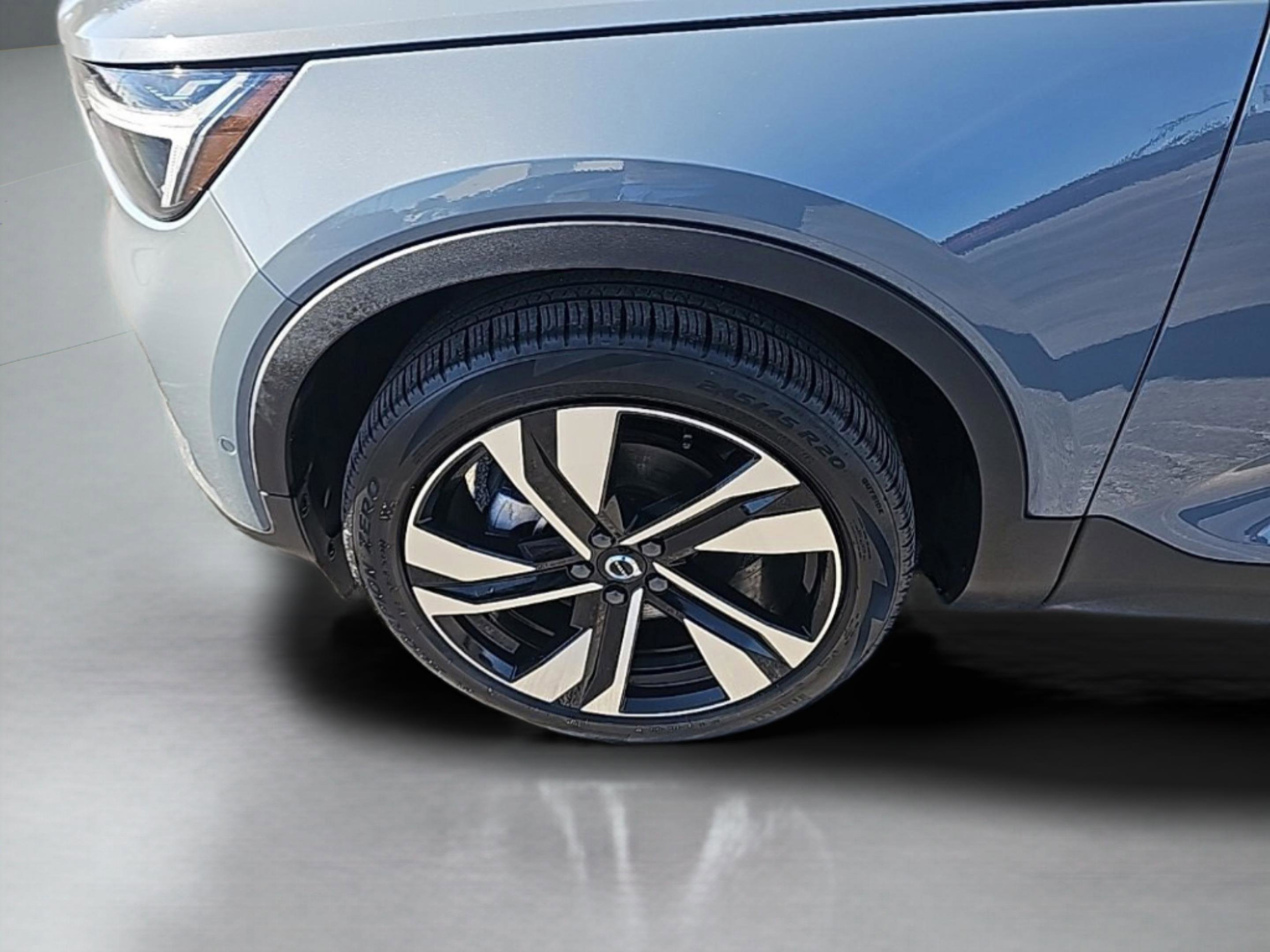 Used 2023 Volvo XC40 B5 Plus w/ Protection Package Premier image 12