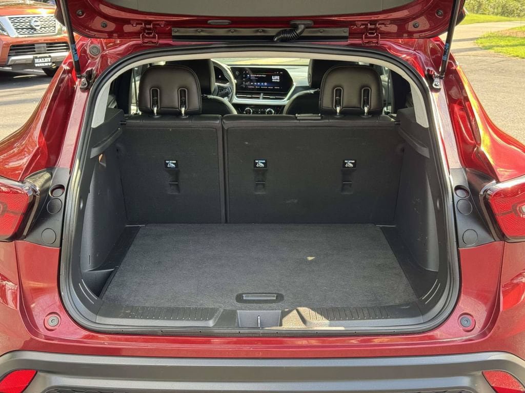 Used 2024 Chevrolet Trax LT FWD image 17