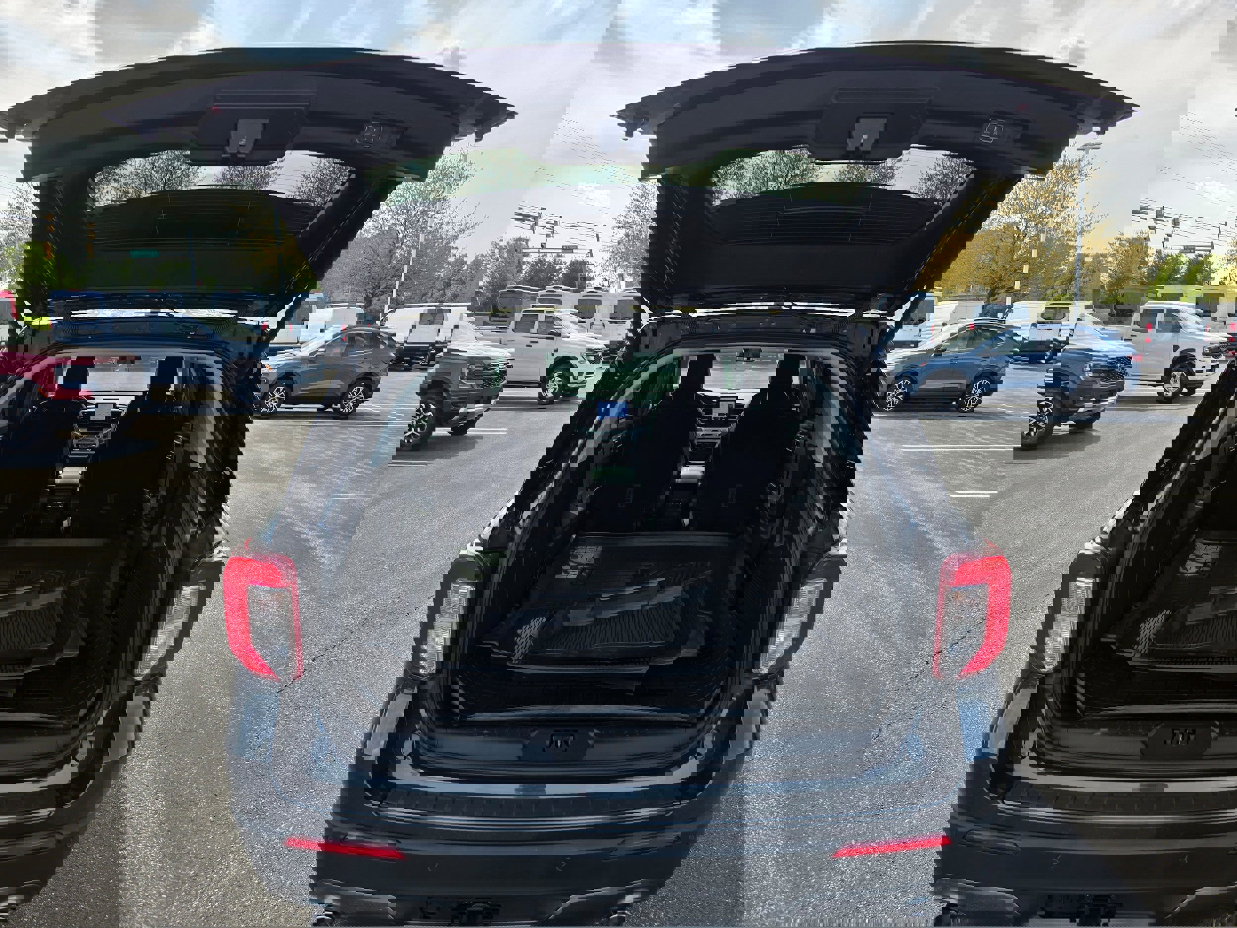 Used 2023 Ford Explorer XLT w/ Equipment Group 202A image 9