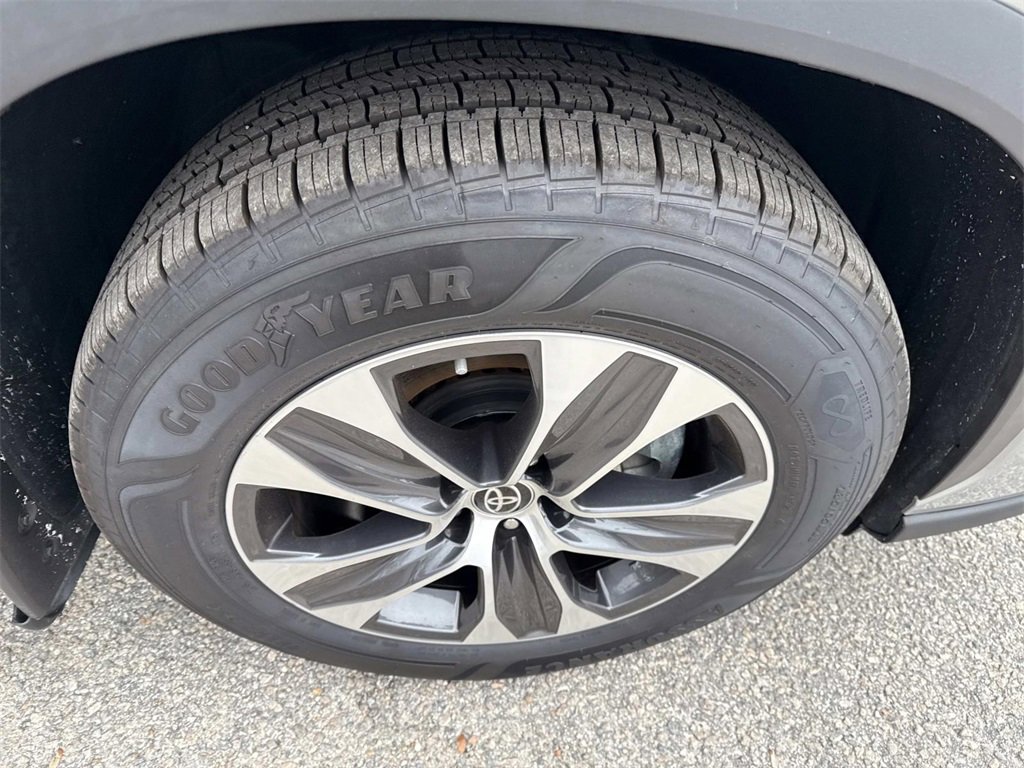 Used 2021 Toyota Highlander XLE image 10