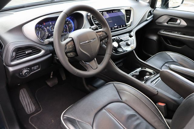 Used 2025 Chrysler Pacifica Limited FWD image 5