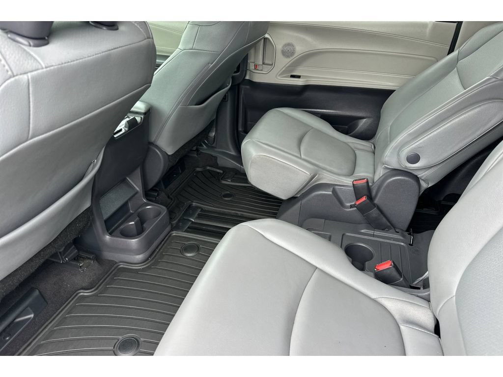 Used 2021 Toyota Sienna XLE FWD image 13