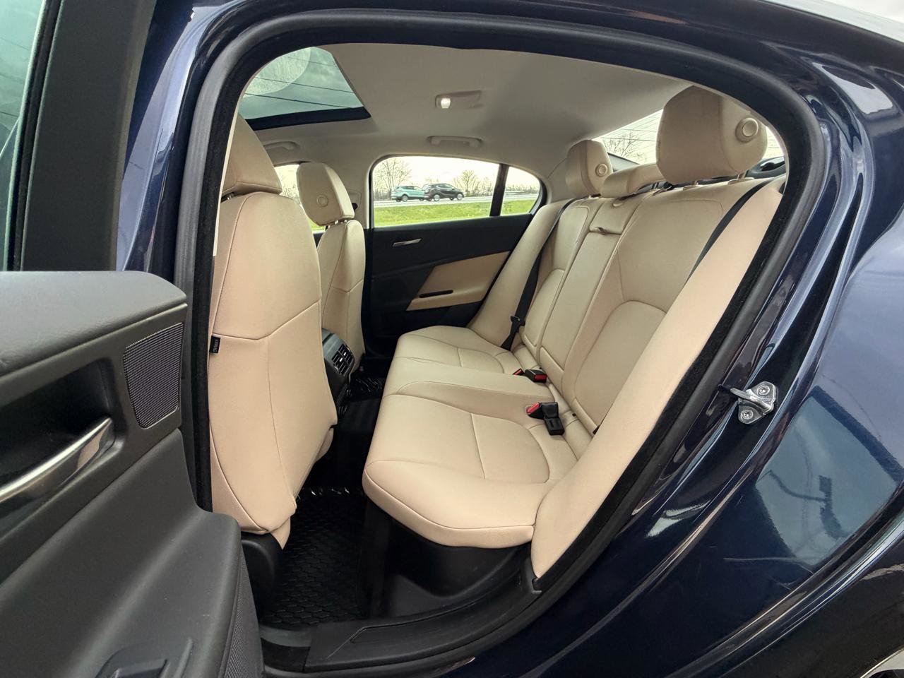 Used 2017 Jaguar XE Premium image 24