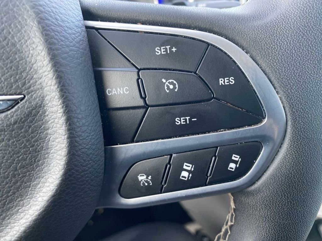 Used 2024 Chrysler Pacifica Touring-L image 13