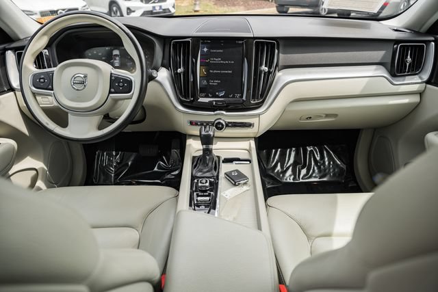 Used 2019 Volvo XC60 T5 Momentum w/ Multimedia Package AWD/4WD image 19