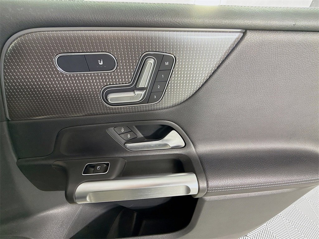 Used 2022 Mercedes-Benz GLB 250 GLB 250 image 34