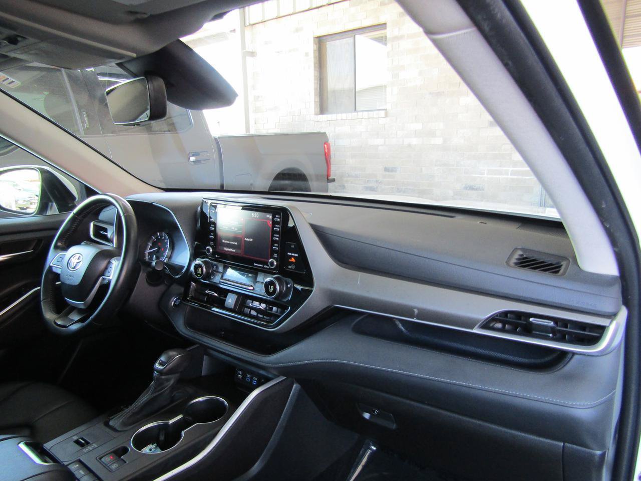 Used 2022 Toyota Highlander XLE FWD image 12