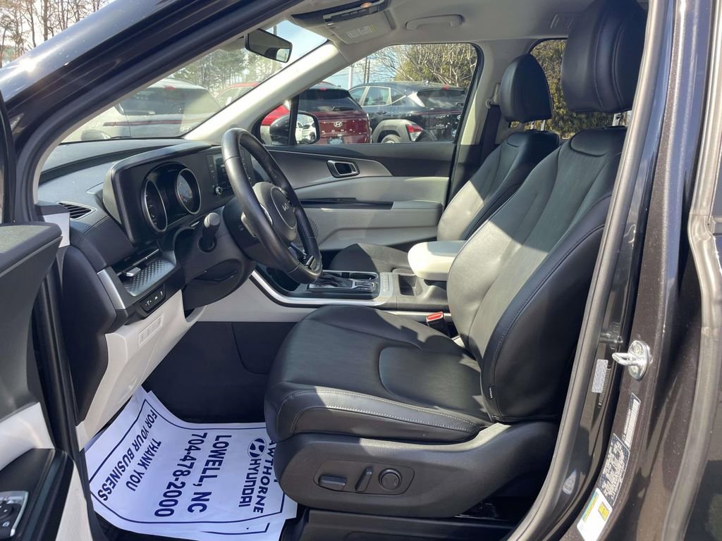 Used 2022 Kia Carnival LX image 16