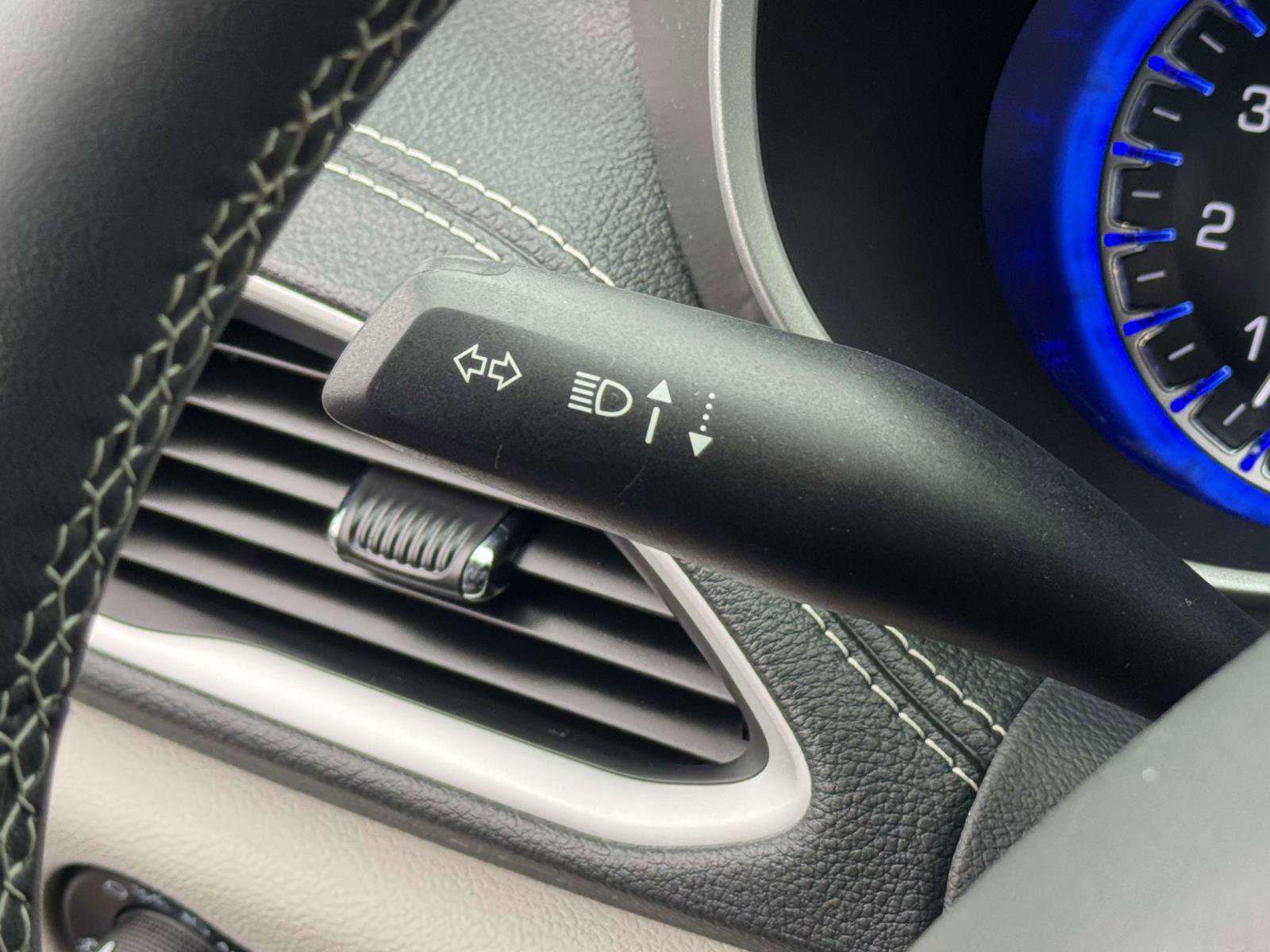 Used 2022 Chrysler Pacifica Touring-L w/ Uconnect Theater Family Group AWD/4WD image 9