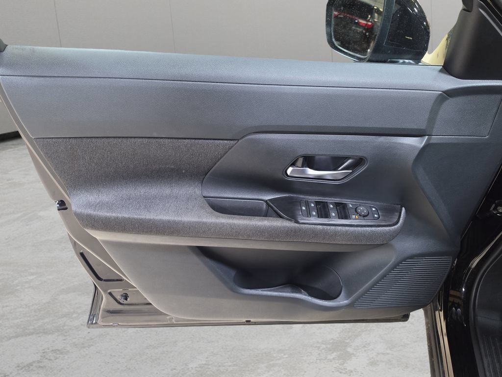 Used 2025 Nissan Kicks SV AWD/4WD image 13