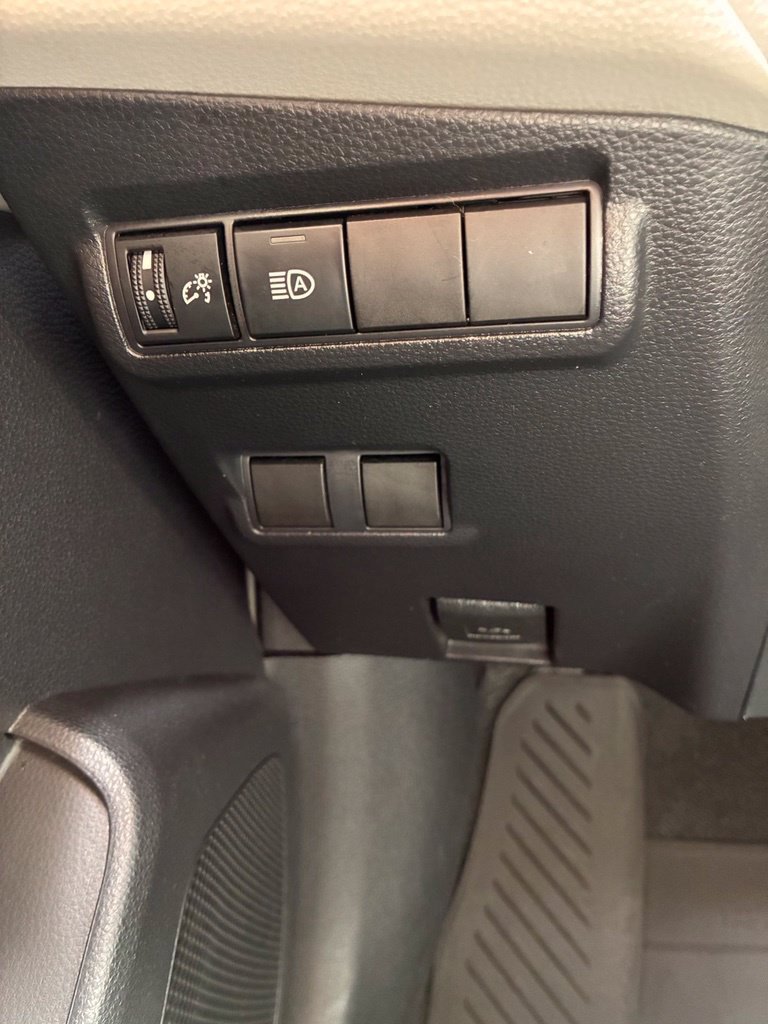 Used 2025 Toyota Corolla Cross L FWD image 31
