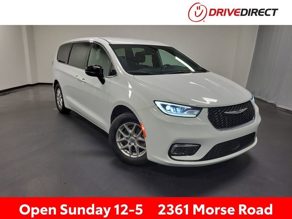 Used 2024 Chrysler Pacifica Touring FWD image 1