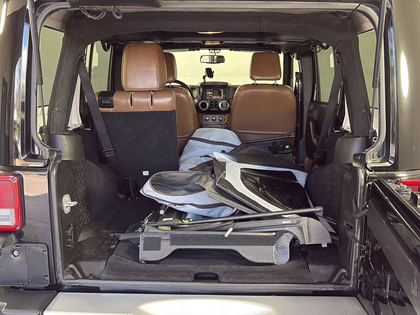 Used 2015 Jeep Wrangler Unlimited Sahara w/ Connectivity Group image 8