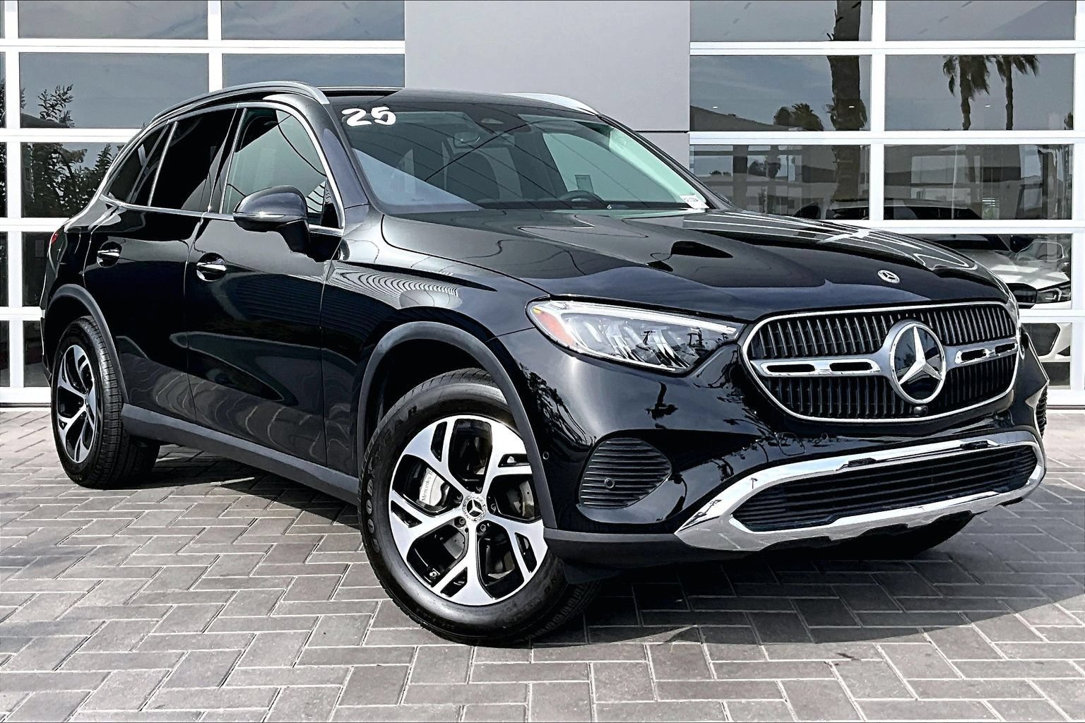 Used 2025 Mercedes-Benz GLC 350e 4MATIC image 3