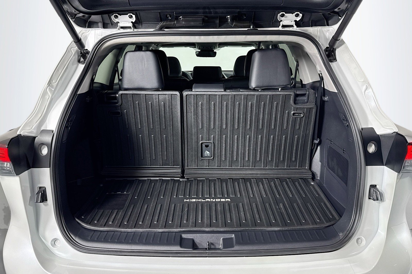 Used 2024 Toyota Highlander XLE image 22