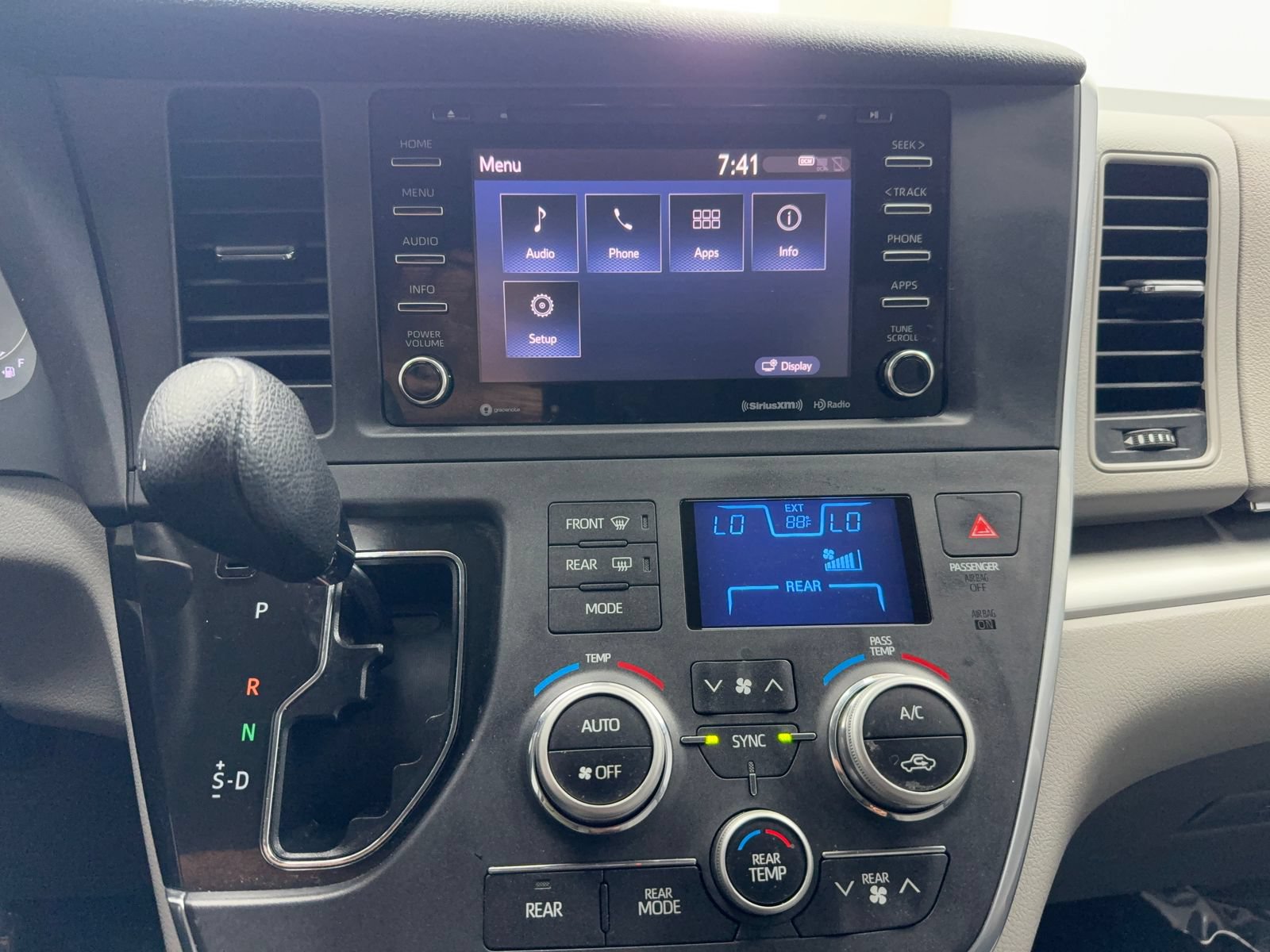 Used 2018 Toyota Sienna LE w/ Carpet Mat Package FWD image 25
