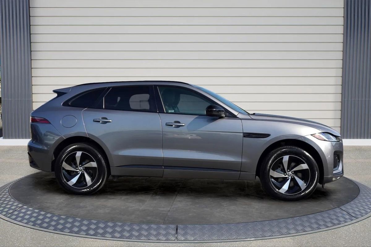 Used 2024 Jaguar F-PACE R-Dynamic S image 8