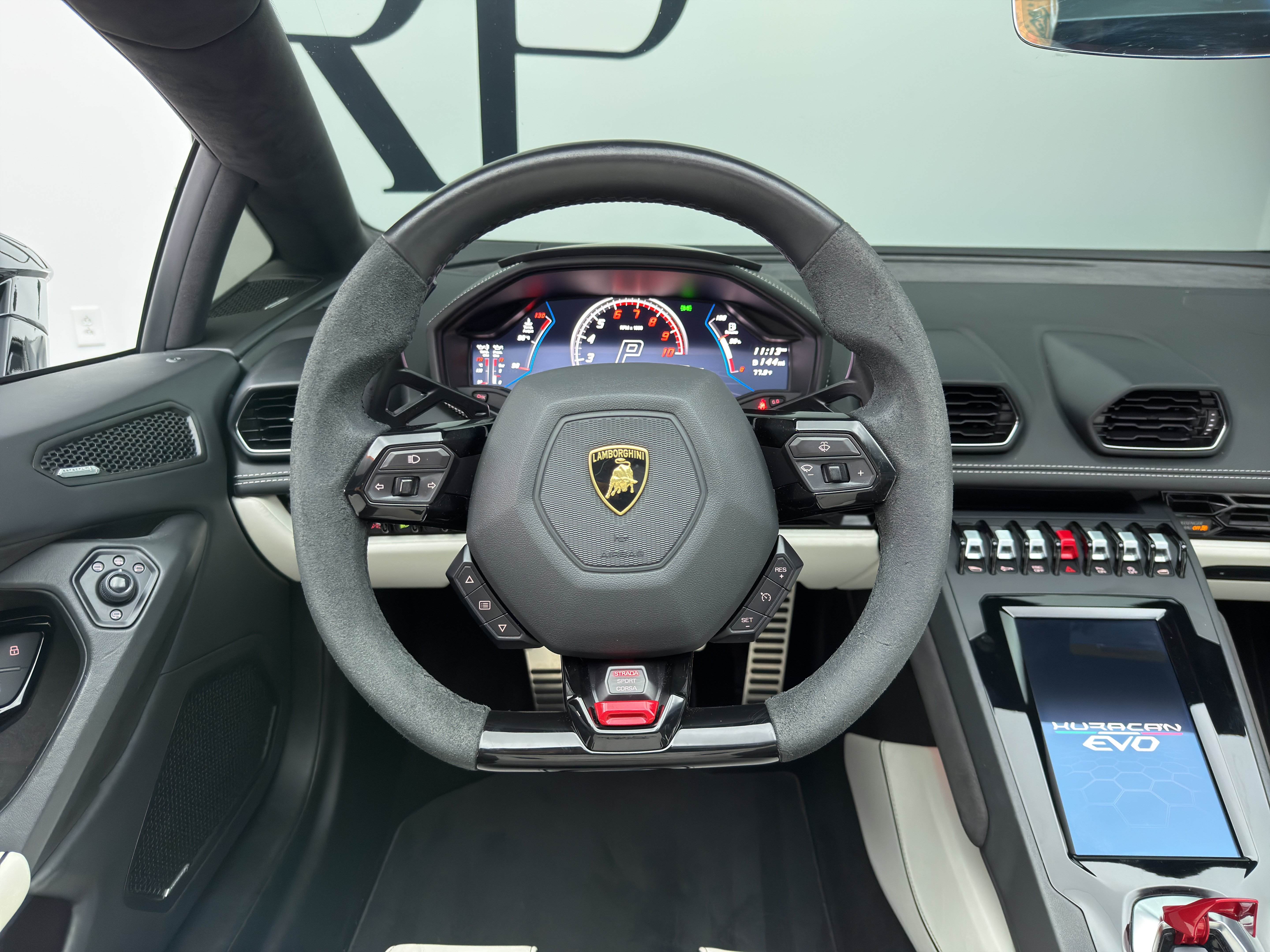 Used 2021 Lamborghini Huracan EVO RWD image 32
