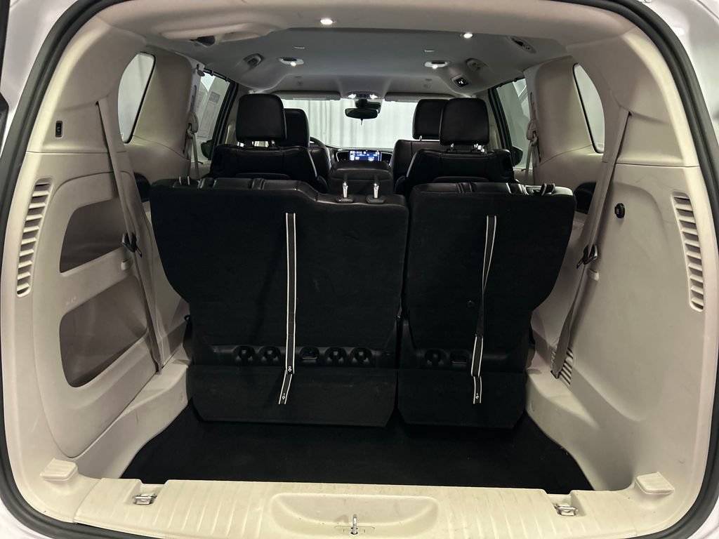Used 2023 Chrysler Pacifica Touring-L FWD image 25