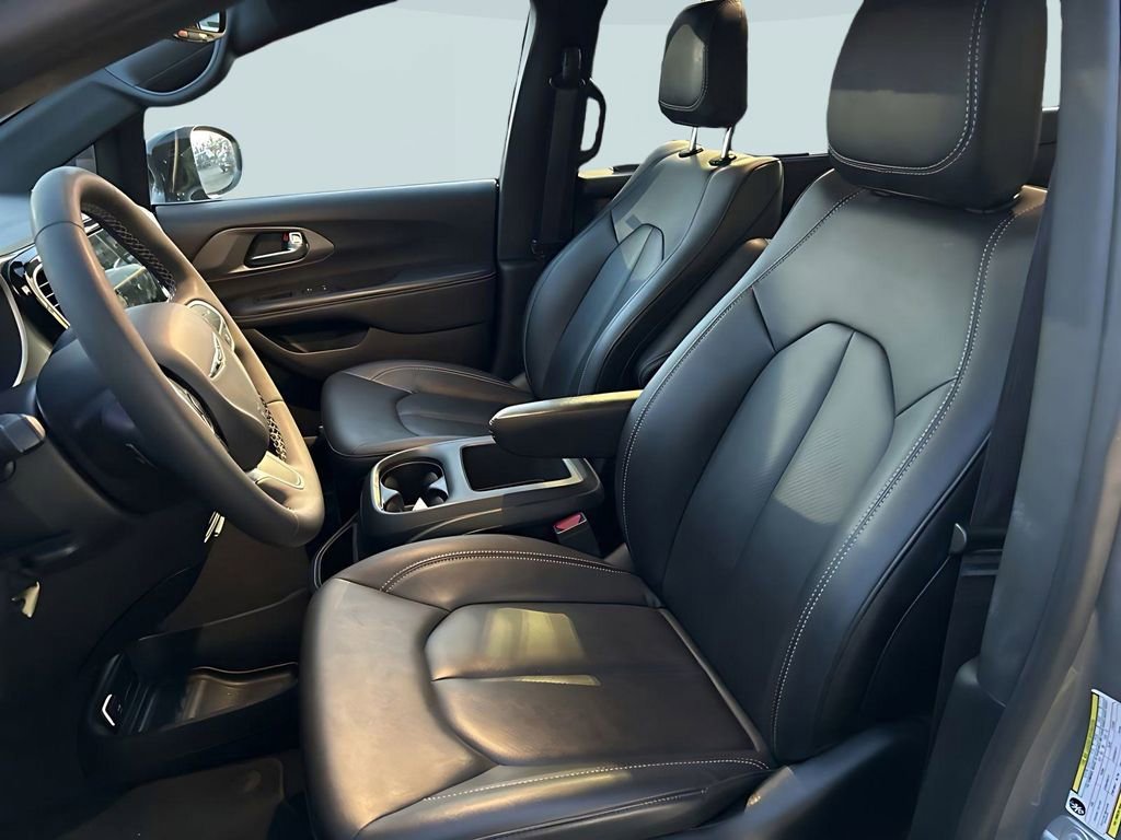 Used 2025 Chrysler Pacifica Select image 9