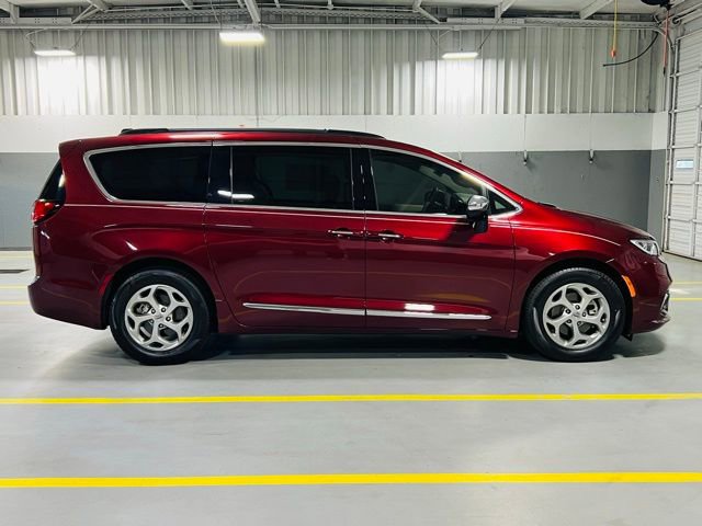 Used 2023 Chrysler Pacifica Limited image 23