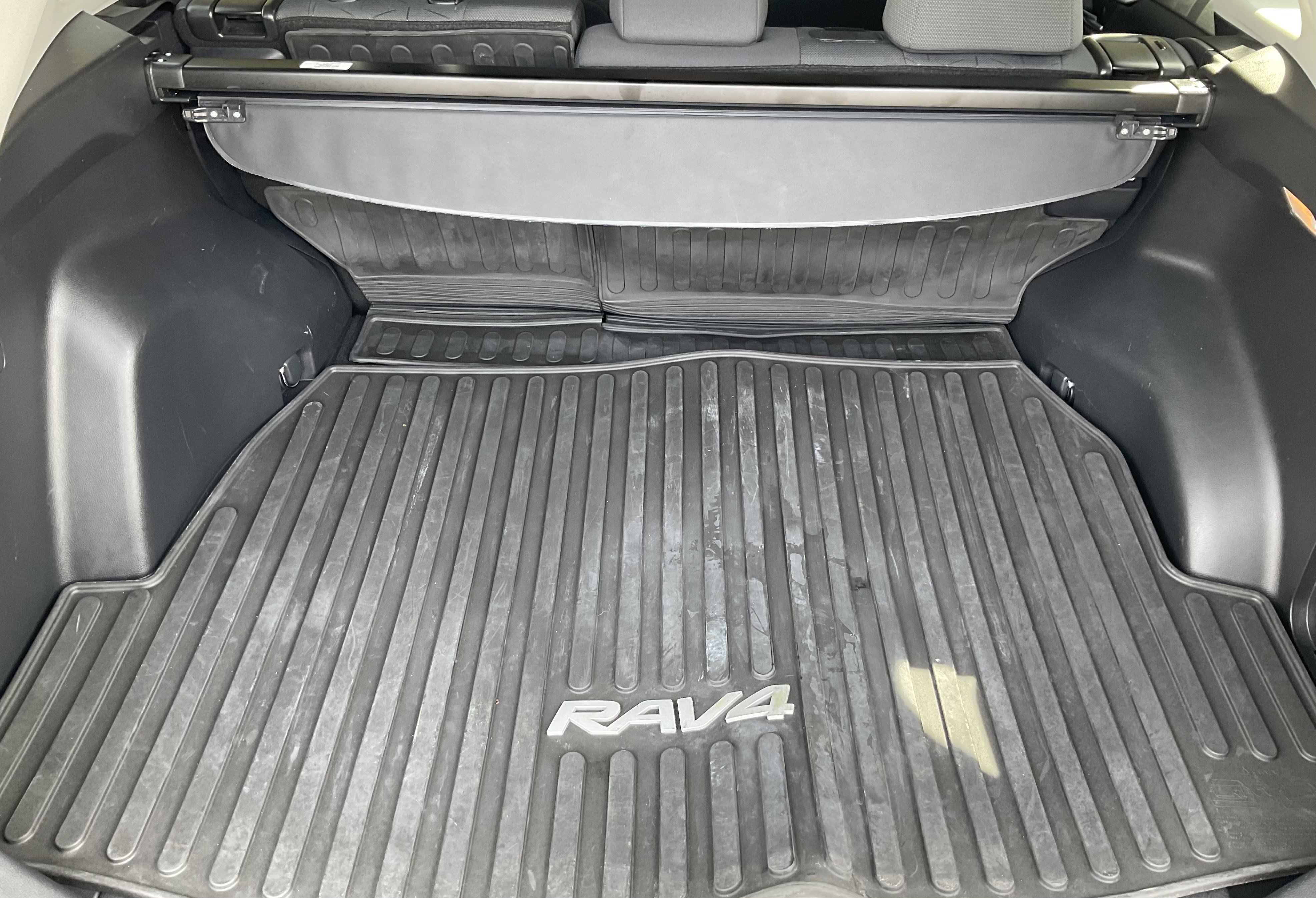 Used 2021 Toyota RAV4 XLE w/ XLE Grade Weather Package AWD/4WD image 39