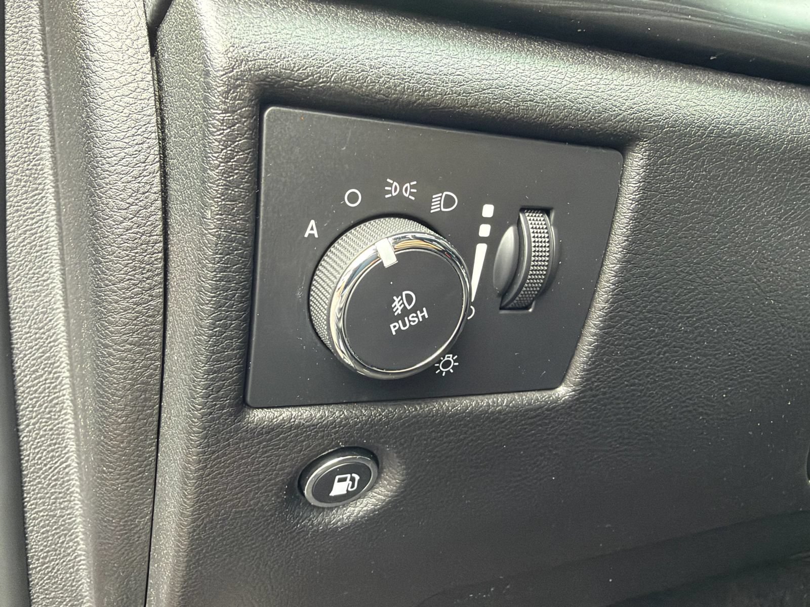 Used 2019 Jeep Grand Cherokee Altitude AWD/4WD image 22