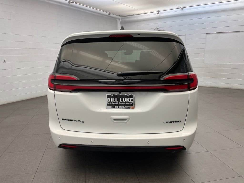 New 2026 Chrysler Pacifica Limited w/ Uconnect Theater Family Group FWD image 4