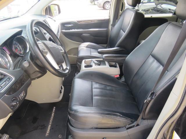 Used 2015 Chrysler Town & Country Touring w/ Driver Convenience Group FWD image 14