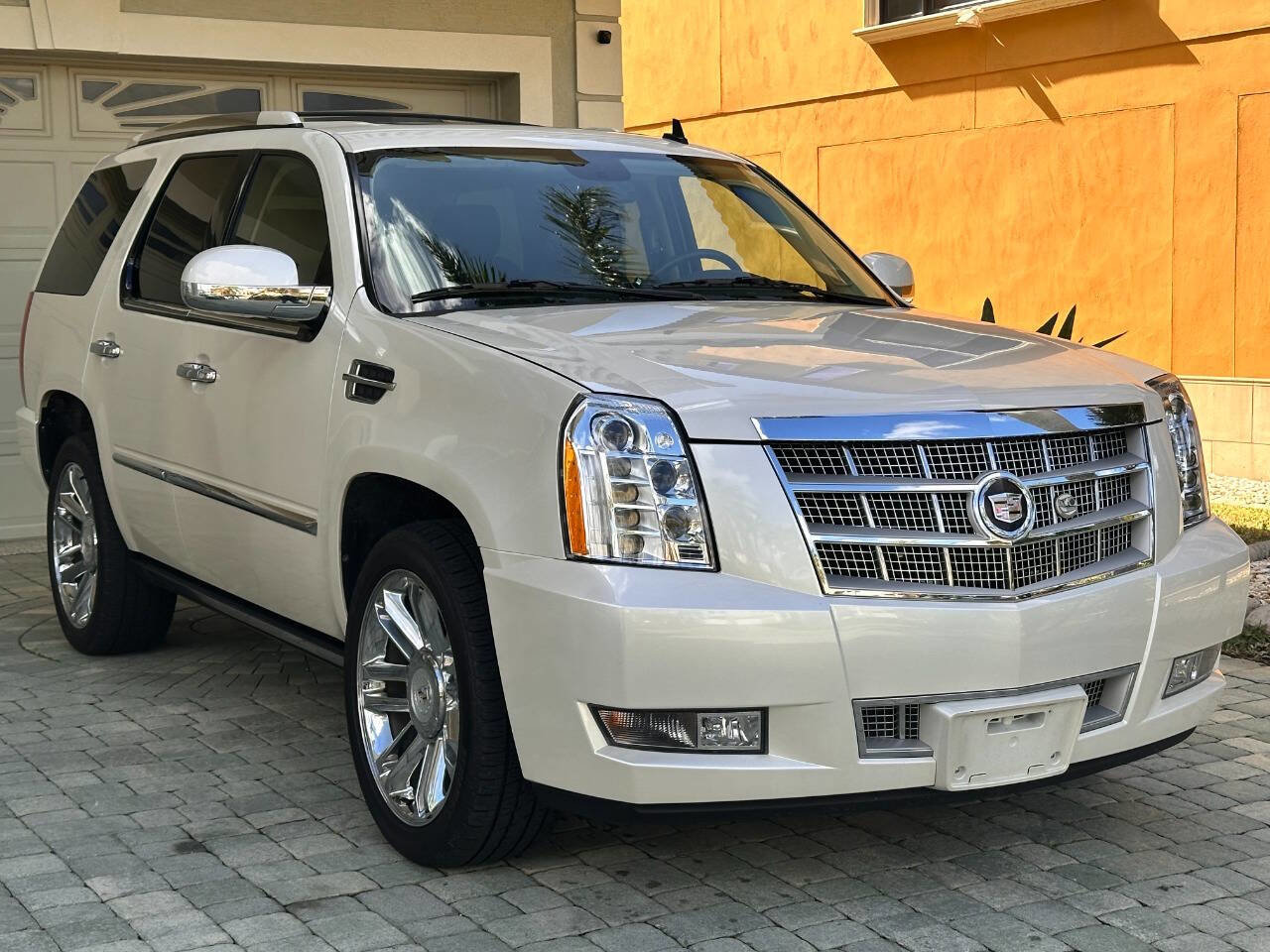 Used 2011 Cadillac Escalade Platinum image 34