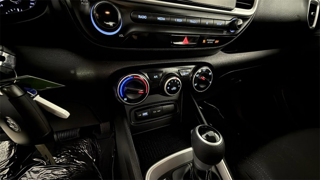 Used 2022 Hyundai Venue SE image 22