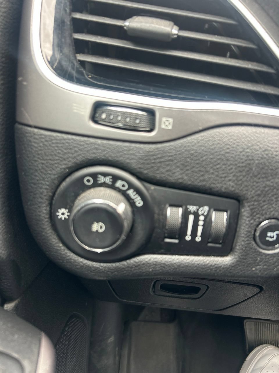 Used 2019 Jeep Cherokee Limited AWD/4WD image 28
