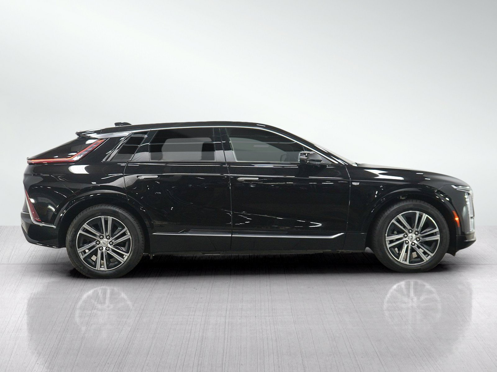 Used 2025 Cadillac Lyriq Luxury w/ LPO, Floor Liner Package AWD/4WD image 6