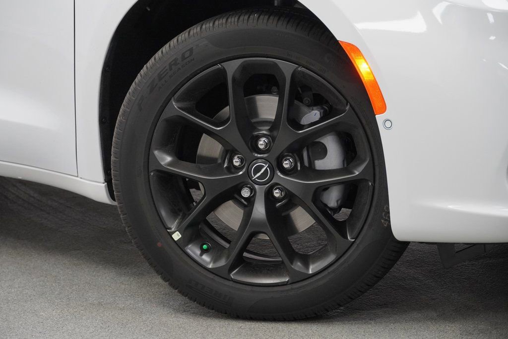 New 2026 Chrysler Pacifica Limited w/ S Appearance Package image 4