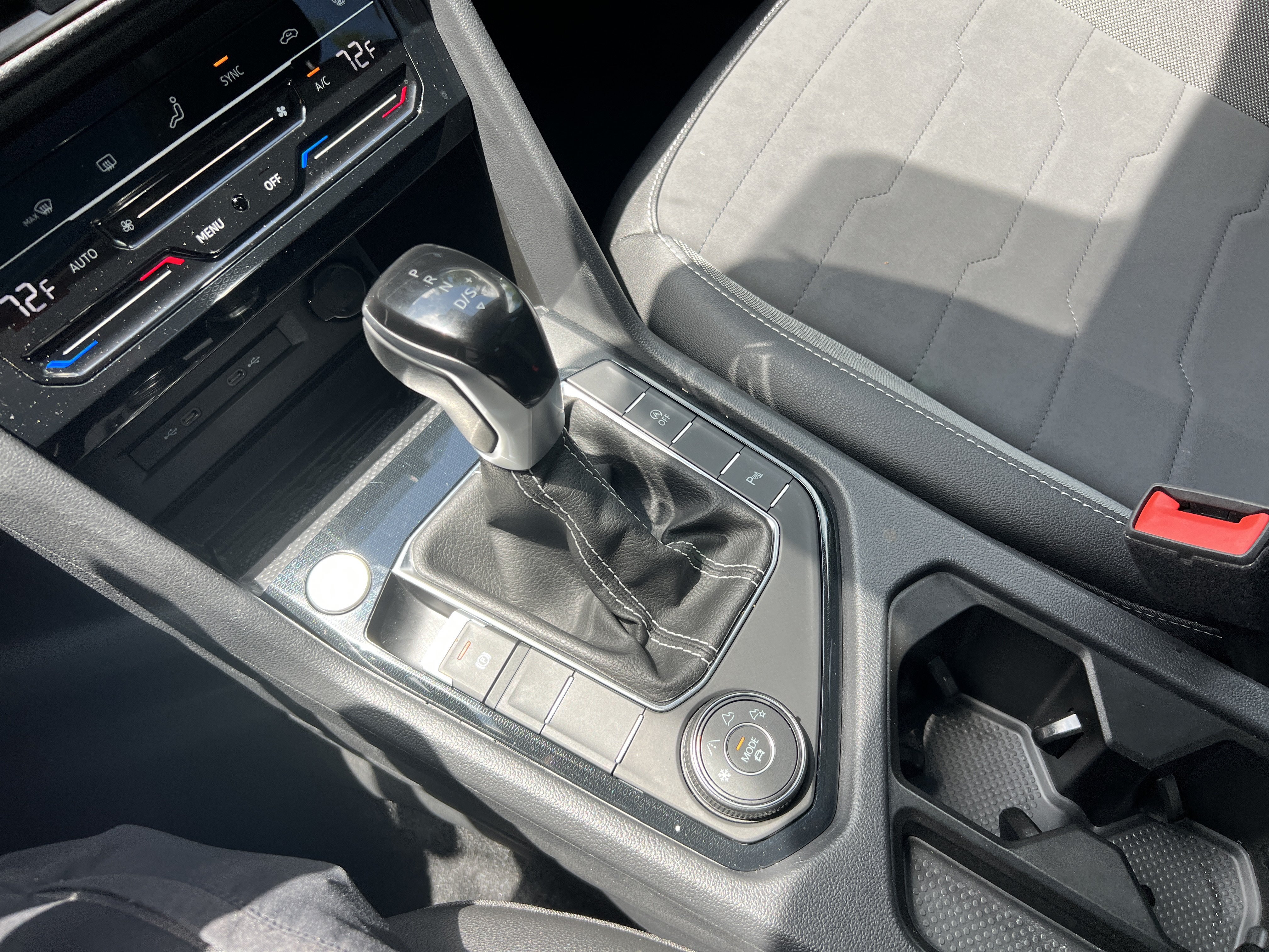 Certified 2025 Volkswagen Taos SE AWD/4WD image 23