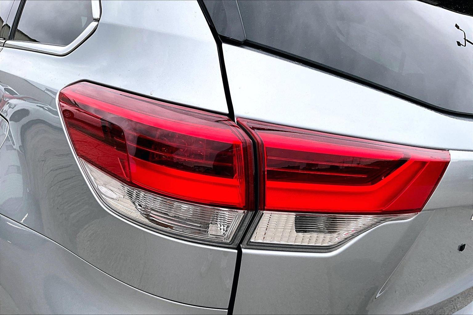 Used 2017 Toyota Highlander SE AWD/4WD image 29