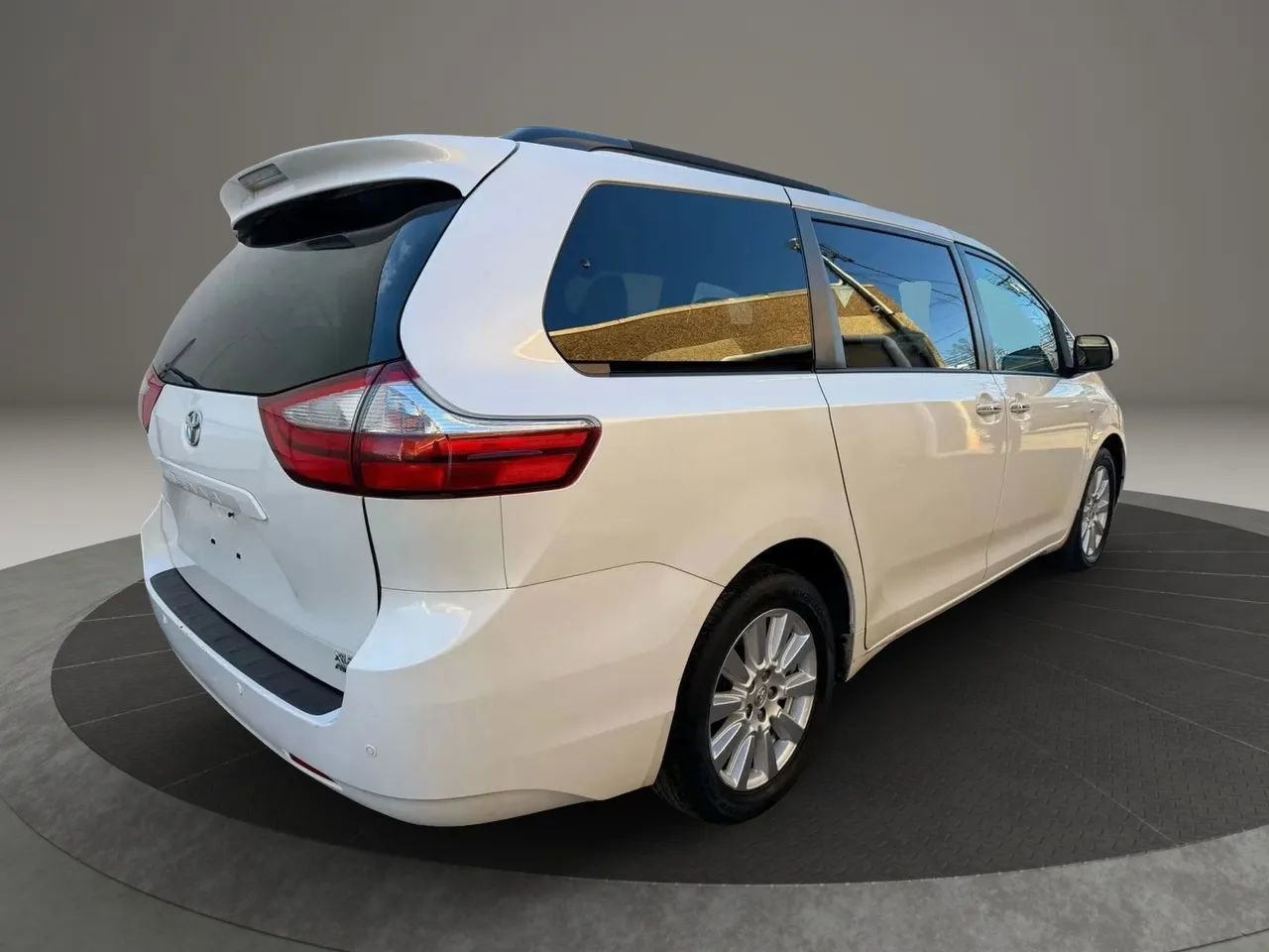 Used 2017 Toyota Sienna XLE w/ XLE Navigation Package AWD/4WD image 5