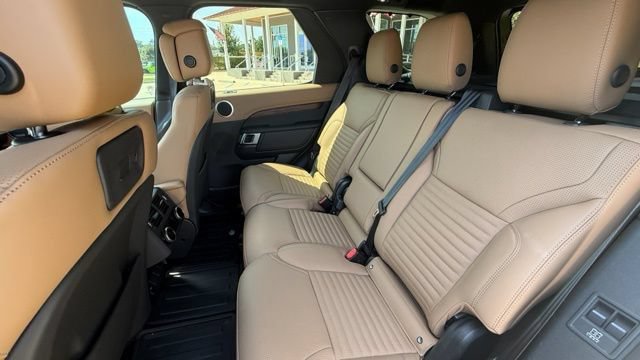 Used 2023 Land Rover Discovery Metropolitan Edition AWD/4WD image 10