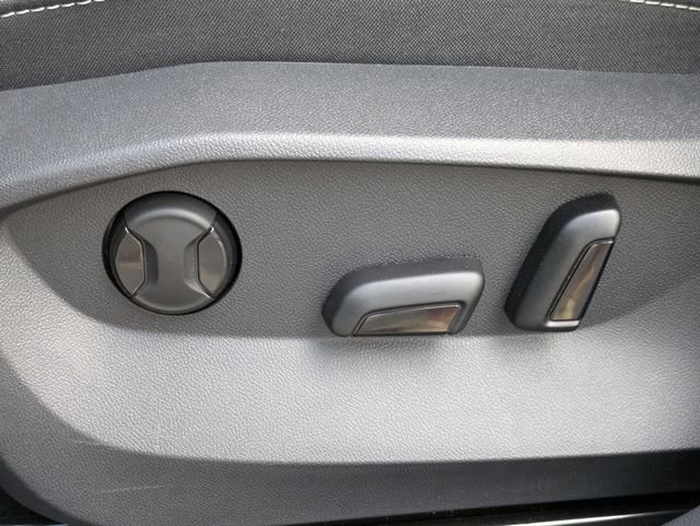 Used 2025 Volkswagen Taos SE FWD image 20