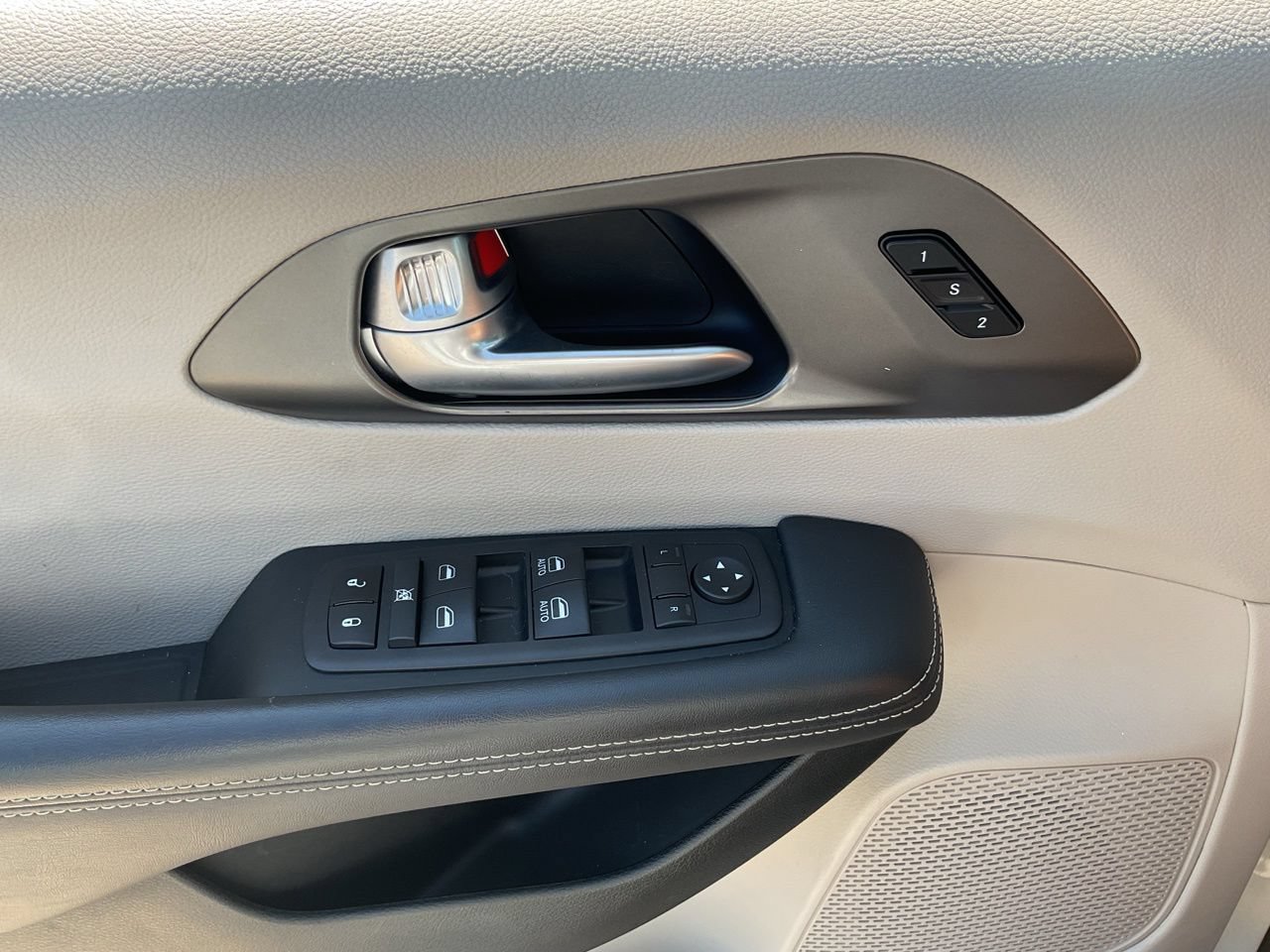 Used 2024 Chrysler Pacifica Touring-L FWD image 21