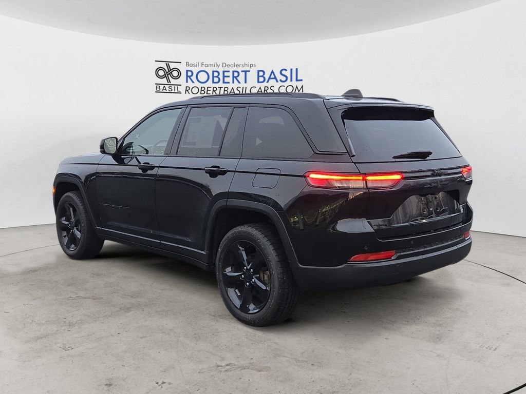Used 2023 Jeep Grand Cherokee Altitude image 3