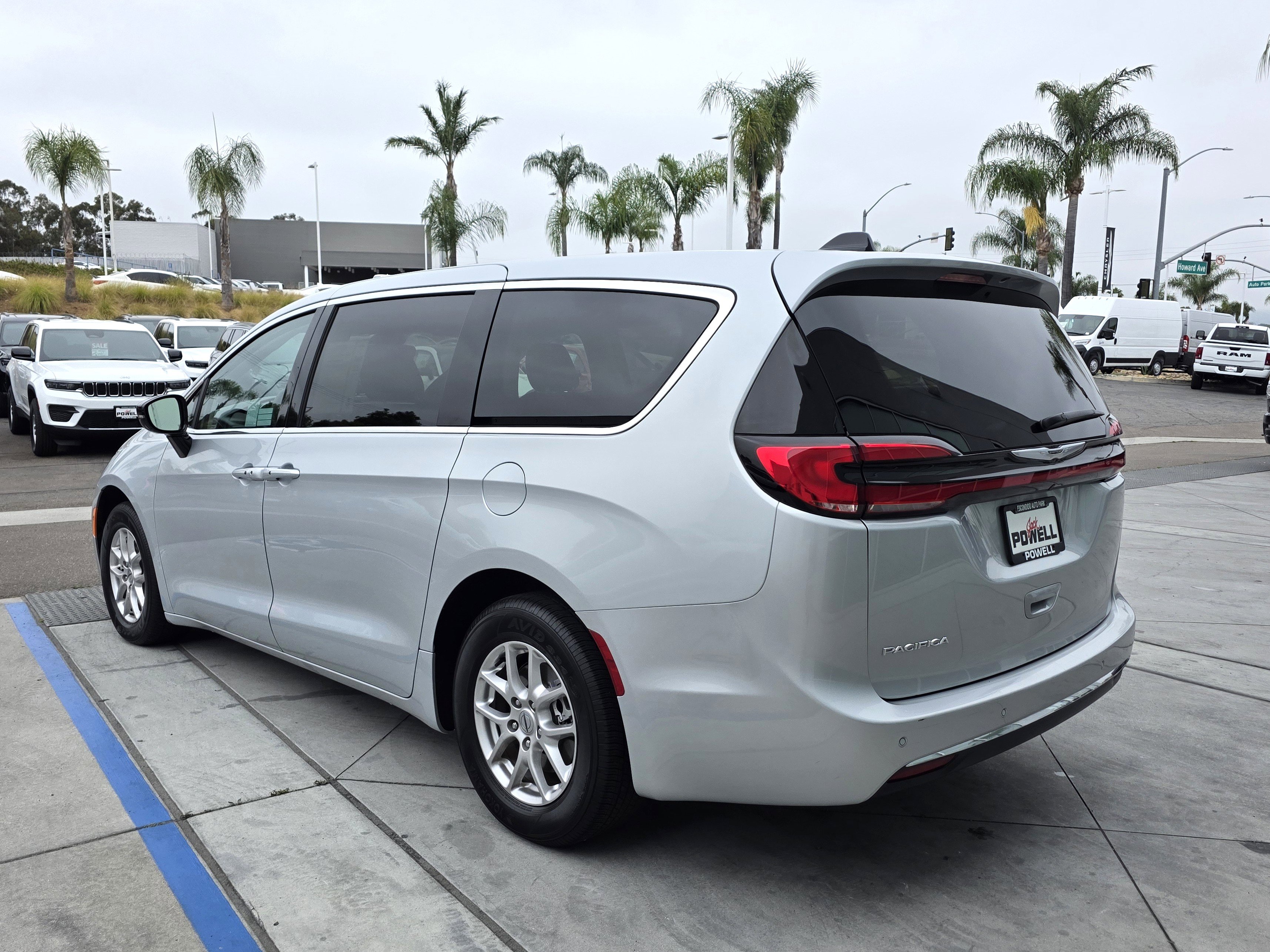 Certified 2024 Chrysler Pacifica Touring-L image 3