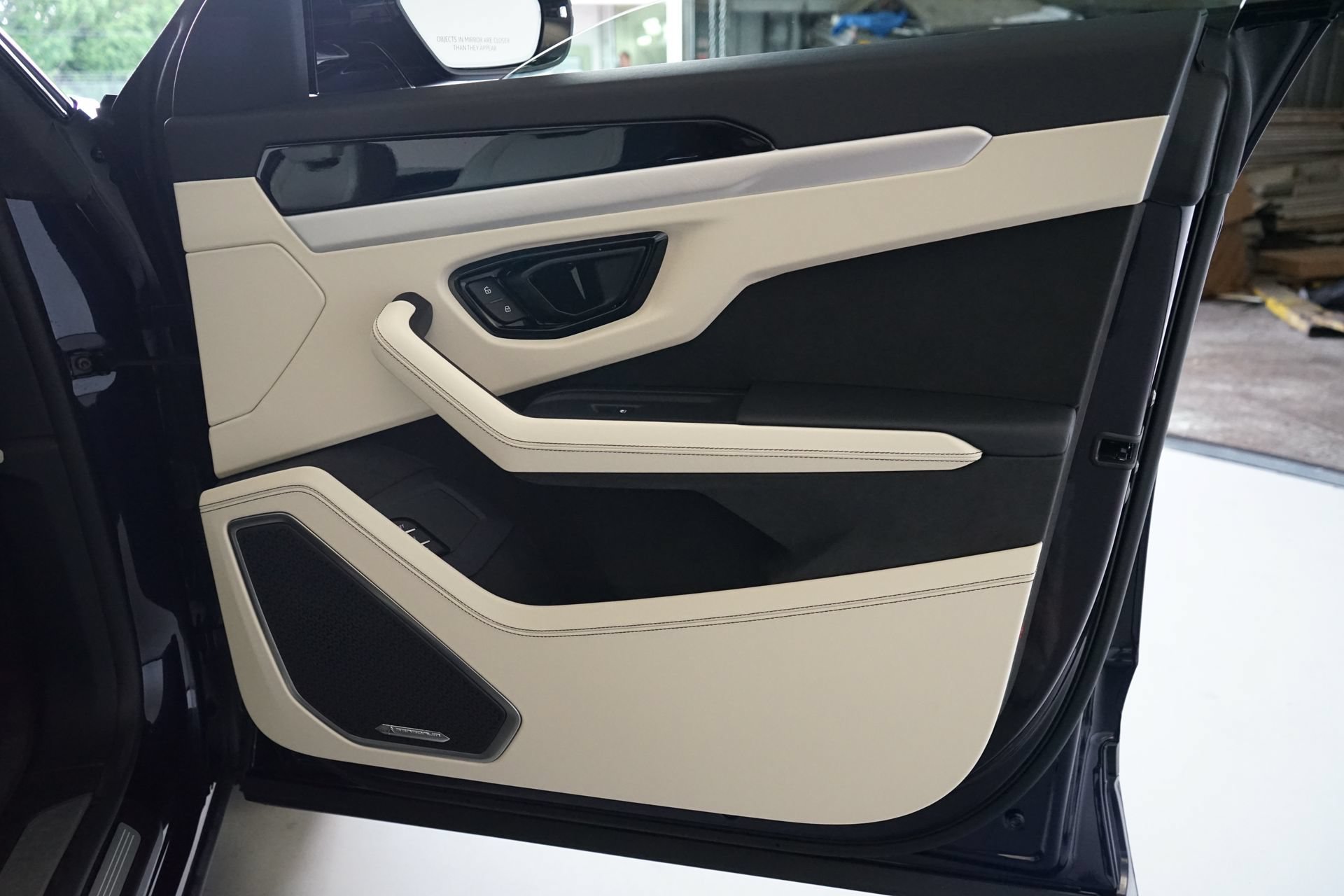 Used 2025 Lamborghini Urus SE AWD/4WD image 27