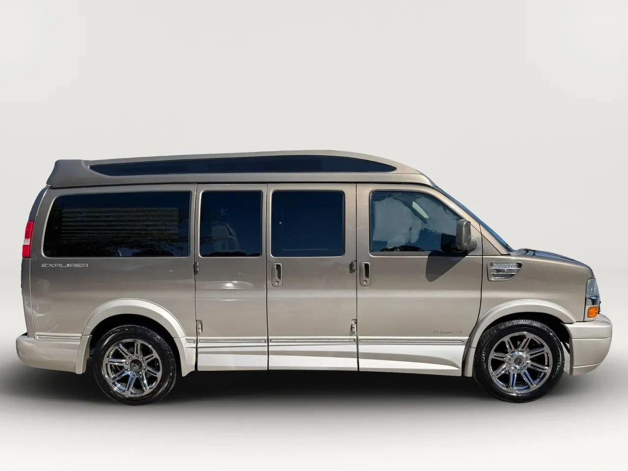 Used 2015 Chevrolet Express 2500 RWD image 2