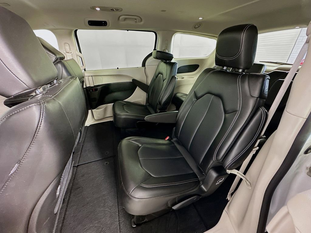 Used 2024 Chrysler Pacifica Touring-L FWD image 31
