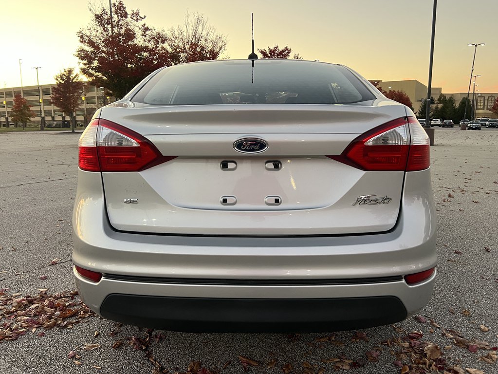 Used 2015 Ford Fiesta SE FWD image 4